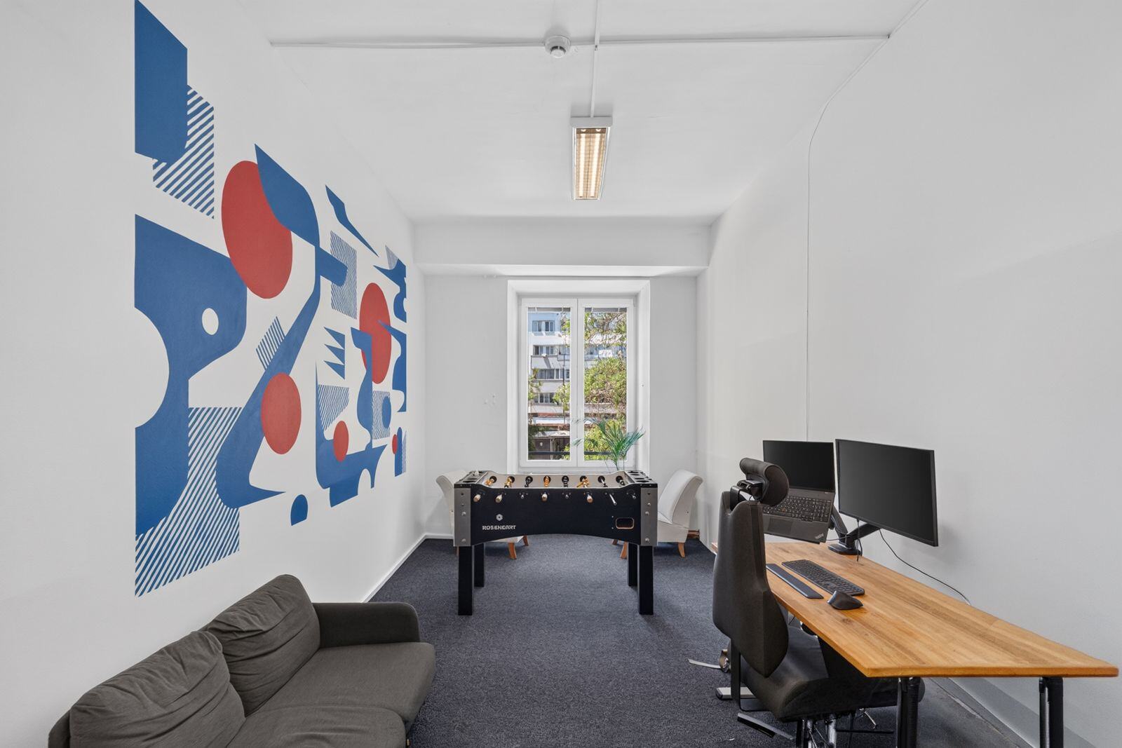 Světlý open space v coworkingu SuCoworker v Brně na Cejlu